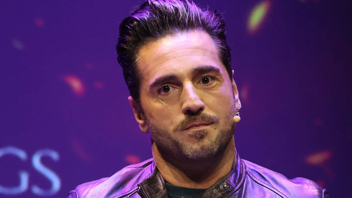 El desayuno de David Bustamante: "Tomo huevos revueltos, aguacate, pan con jamón y tomate y frutos rojos"