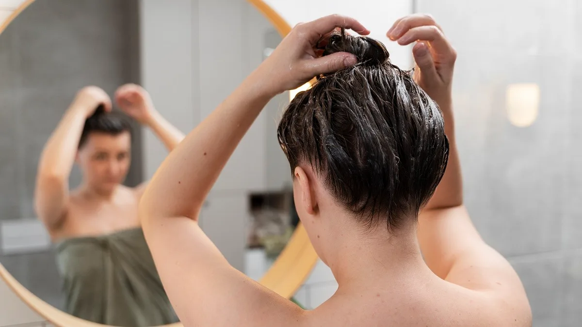 Amarrar o cabelo molhado e outros três problemas que estão danificando seu cabelo