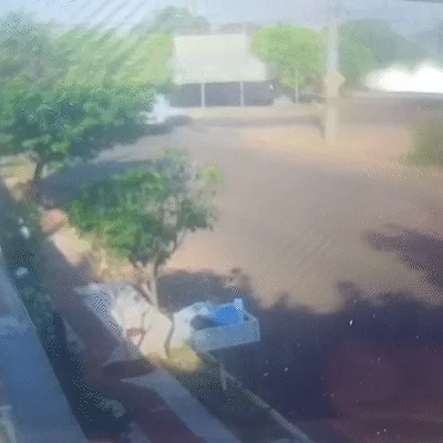 Picape tomba e trava trânsito em cruzamento após acidente com van