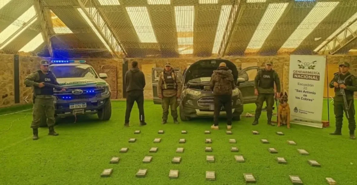 Detuvieron en Salta a dos hombres que viajaban con 35 kilos de cocaína escondidos en una camioneta