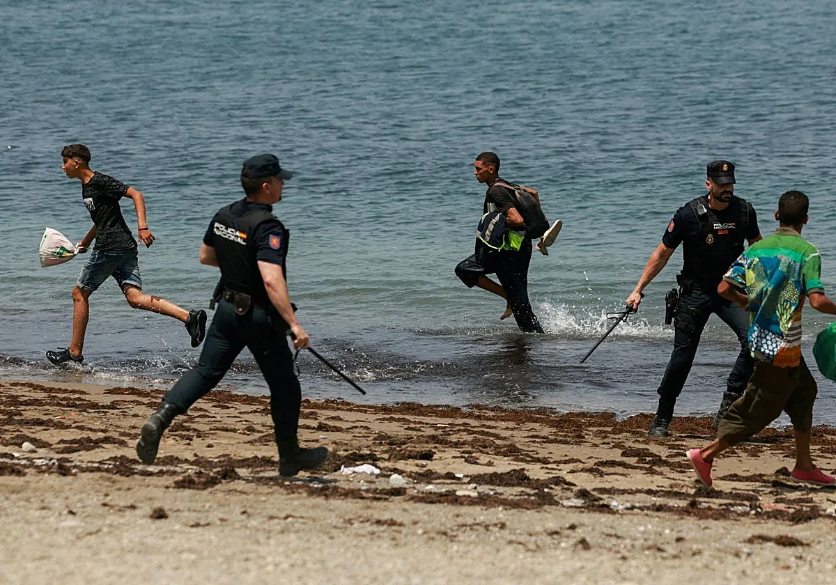 Las redes marroquíes espiaron a militares y policías españoles antes y después de la invasión a Ceuta
