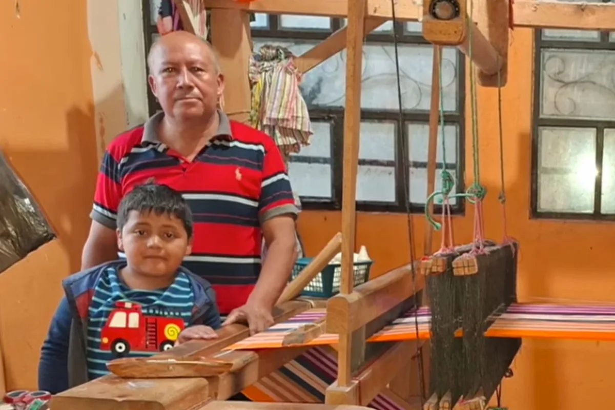 Aprendió a usar un telar a los 15 años en Guatemala y 40 años después sus tejidos se venden en Europa