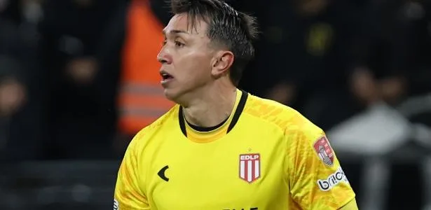 Muslera revela bastidores de isolada de Memphis: 'Sabia que seria cruzado'
