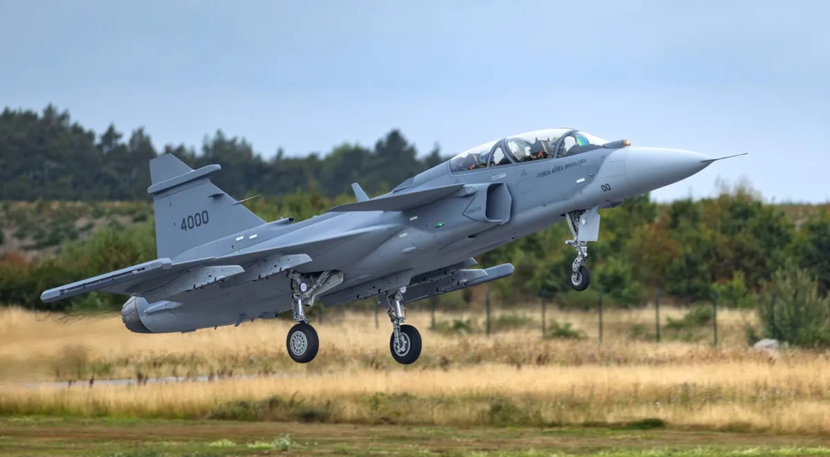 Gripen F, novo caça desenvolvido na parceria Suécia e Brasil, faz primeira decolagem