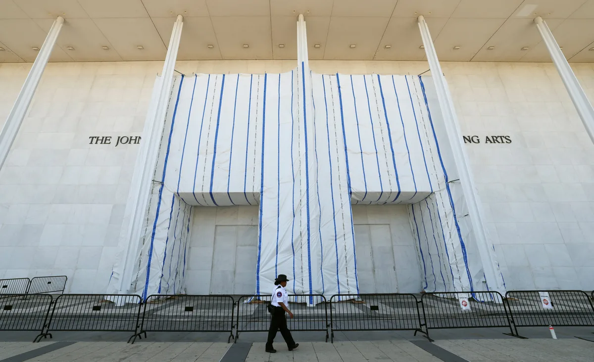 Un juez federal ordena al Kennedy Center avisar con 30 días de antelación sobre cambios en el edificio