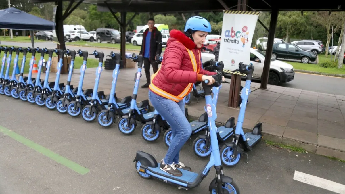 Patinetes elétricos são alvo de “blitz” em Curitiba; veja o que está sendo fiscalizado