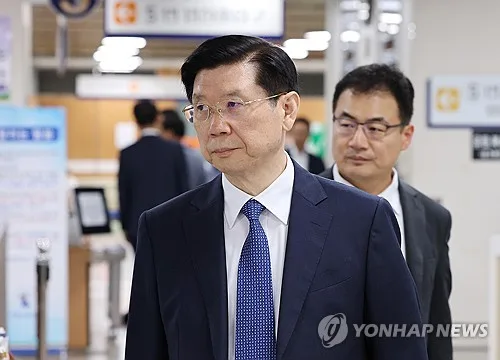 '尹 비화폰 삭제' 前경호처장 2심 징역 1년…1심 무죄 뒤집혀