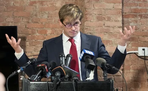 ICE detiene a ultraderechista británico Milo Yiannopoulos; apoyaba a Trump y sus deportaciones masivas