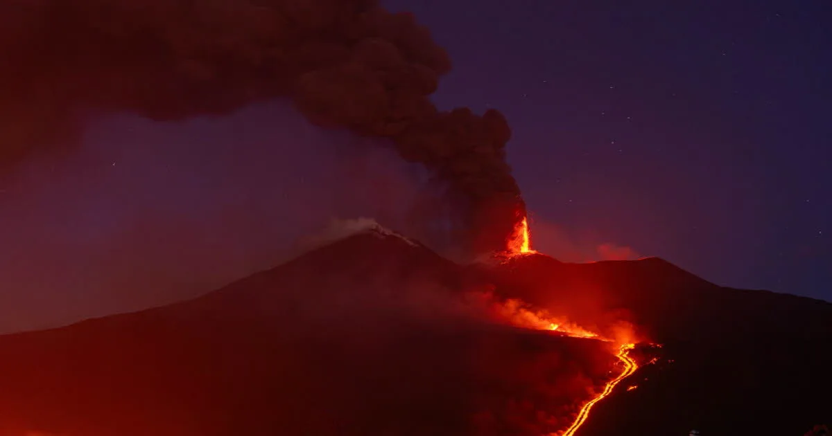 Sicile. L'Etna entre en éruption, les touristes affluent pour faire l'ascension, certains... « en tongs »