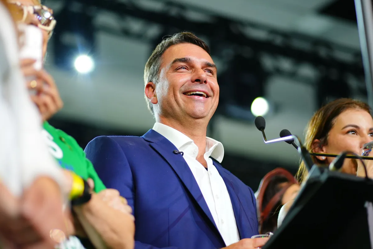 Flávio Bolsonaro diz que e-mails do Missão foram tratados como spam