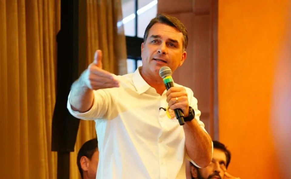 Flávio Bolsonaro diz que 499 mensagens foram apagadas de canal pró-Lula antes de análise do TSE