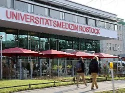 Unimedizin reagiert "erschüttert": Schrieb Rostocker Oberarzt rassistische, gewaltverherrlichende Posts?