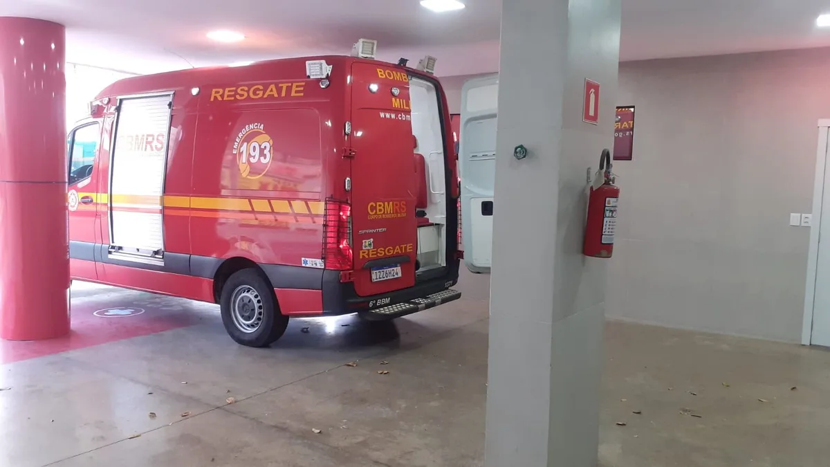 Carreta com gado tomba na BR-494, em MG