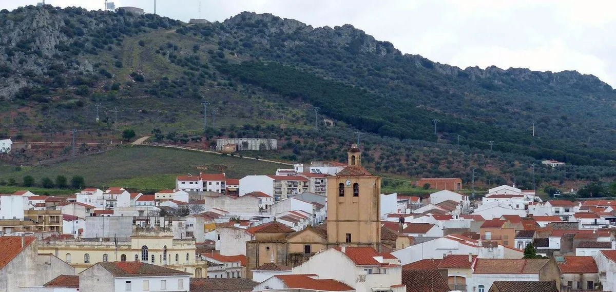 El pueblo donde mejor se come de Badajoz es poco conocido, pero perfecto para una escapada gastronómica: cerdo ibérico, restaurantes y un museo del turrón