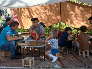 Dans ce festival des arts de la rue, « les installations sont adaptées aux poussettes »