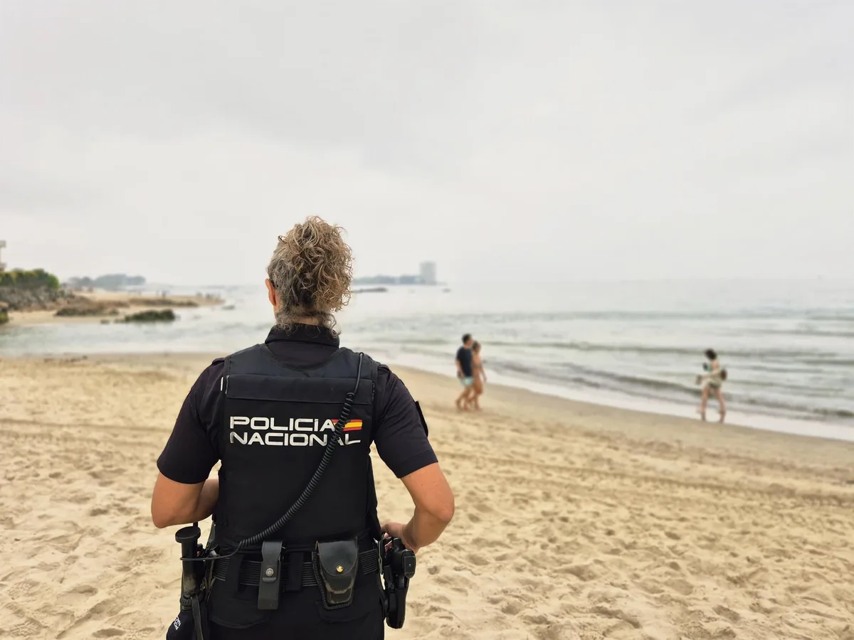 Una policía nacional fuera de servicio salva la vida a una bañista arrastrada por la corriente en Samil (Vigo)