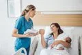 SATSE denuncia la escasez de matronas en centros de salud y hospitales durante el verano