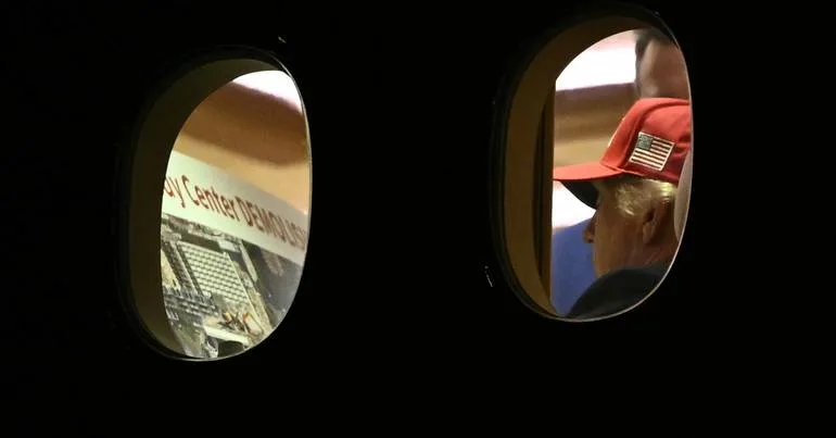 Fotos mostram Trump com planos para demolir Kennedy Center