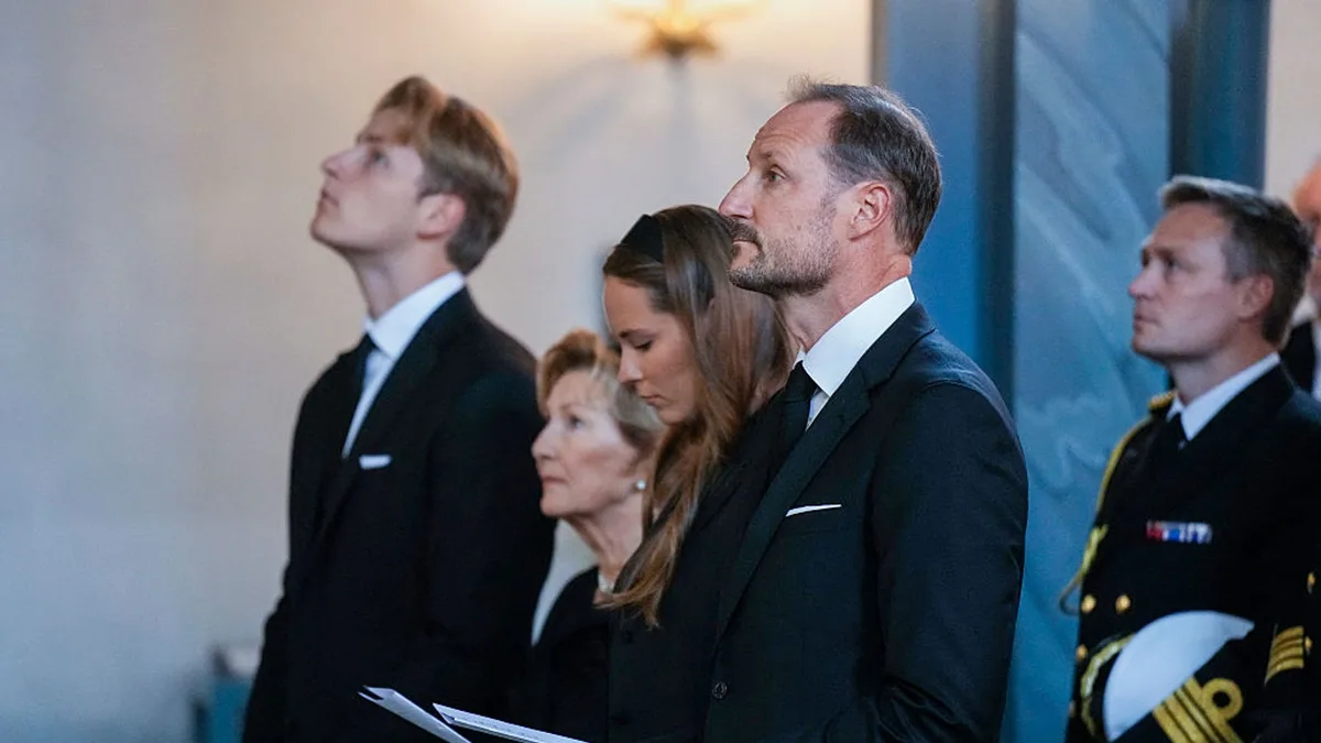 Harald V recibe el último adiós de la Familia Real de Noruega: la impactante imagen de Haakon, Ingrid, Sverre y Marius cargando con el féretro por el palacio