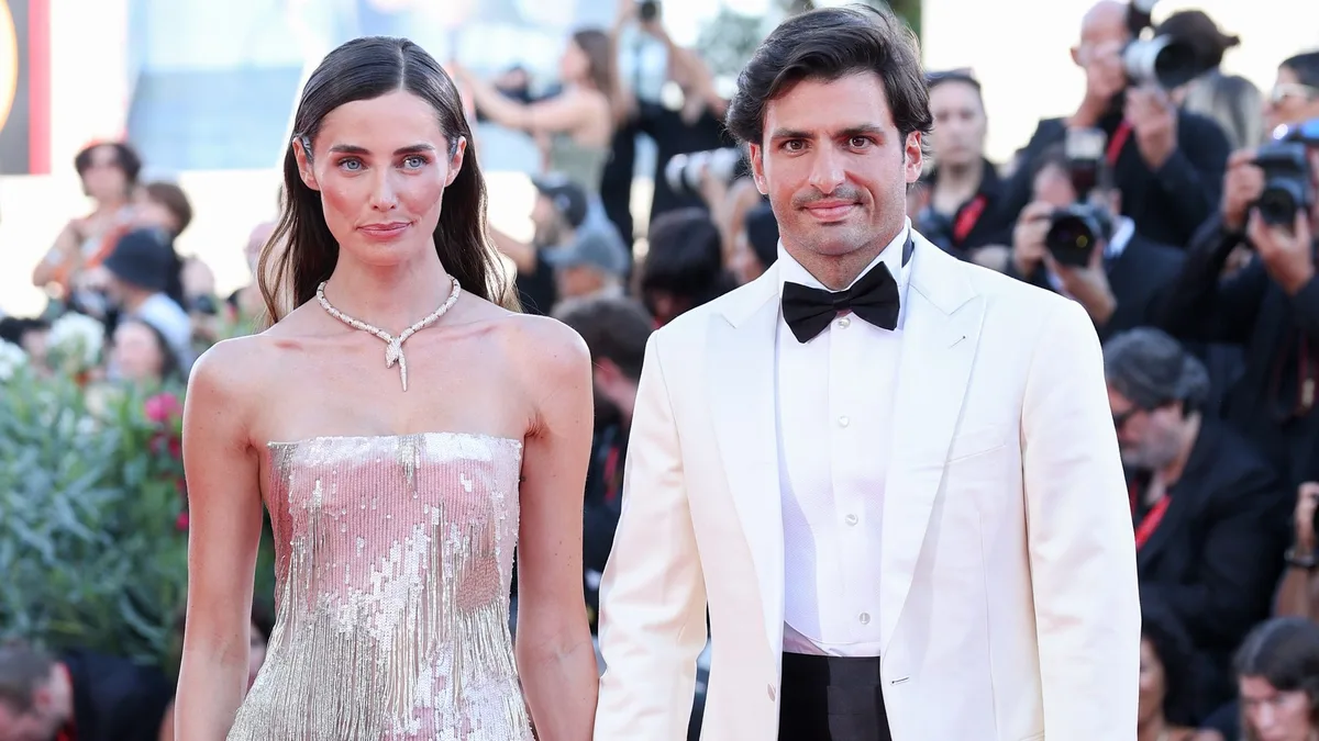 El deslumbrante debut de Carlos Sainz Jr. y Rebecca Donaldson con flecos y lentejuelas: la pareja derrocha amor en la inauguración del Festival de Venecia 2026