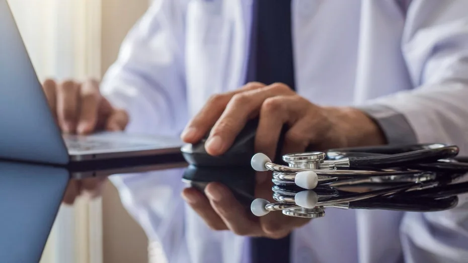 Der Chatbot als Arzt? Wie man seine Symptome richtig checkt - und welche Alternative es gibt