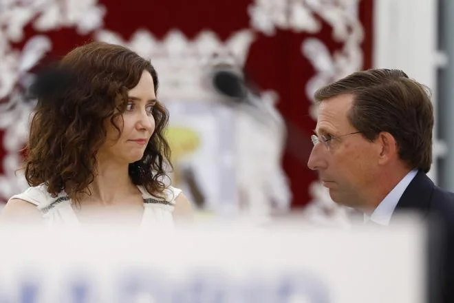 Almeida agradece a Ayuso que no se haya ido de vacaciones durante los incendios y augura "Ayuso para rato"