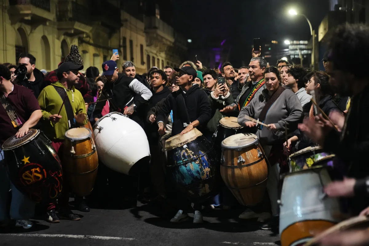 Masivo último adiós a Ruben Rada en Uruguay: miles se juntaron con tambores para despedir al músico