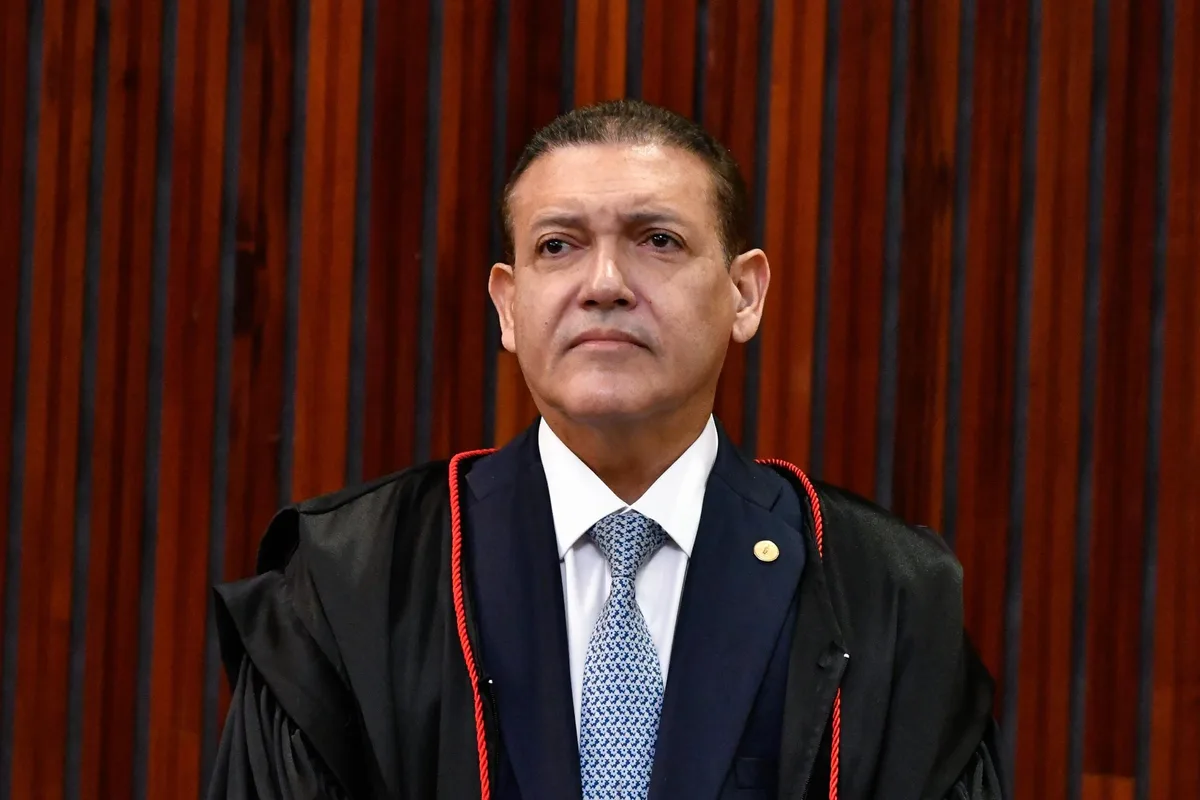 TSE forma maioria para derrubar posts de Flávio e aliado; Nunes Marques pede vista