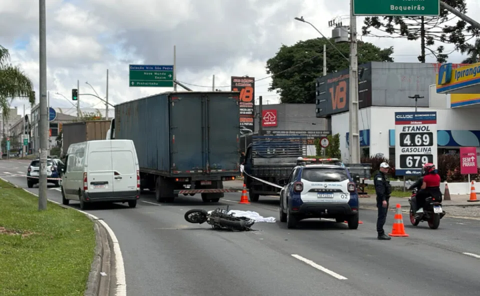 Motociclista morre na Linha Verde após bater contra traseira de van e ser atropelado por caminhão