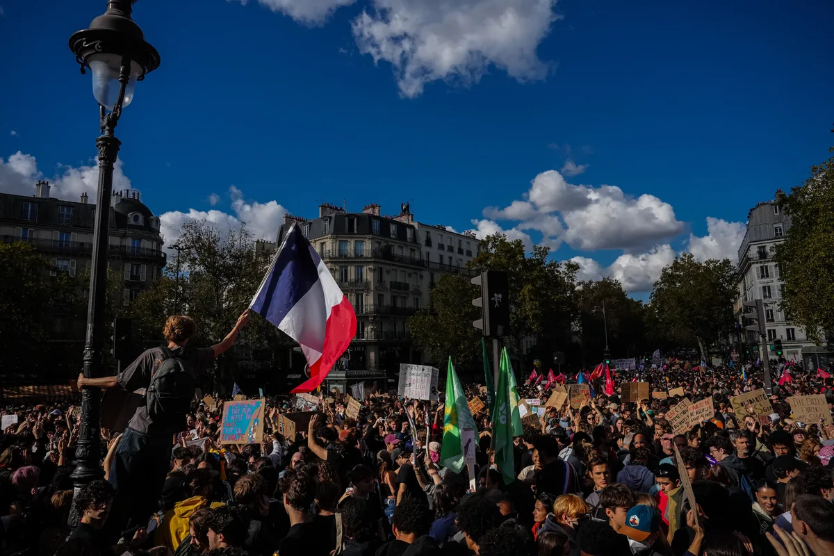 La rebelión de los jóvenes se extiende por Europa y enciende las alarmas