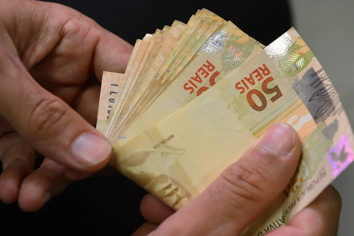 Redução da Selic para 13,75% é ‘performática’ e insuficiente, avalia economista da UFRJ