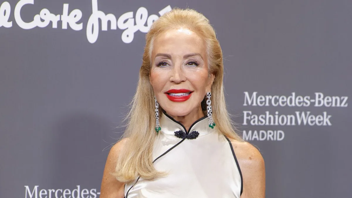 Carmen Lomana tiene el conjunto de punto estampado que recupera la estética de los años 70