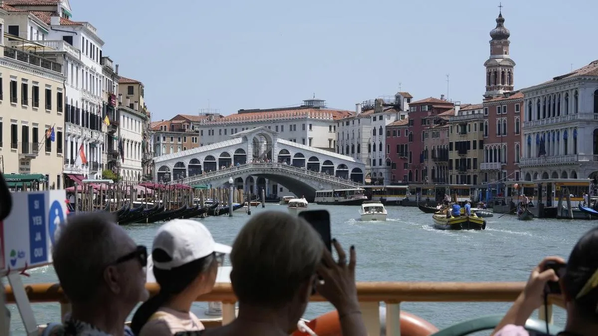Venice considering raising tourist entry fee