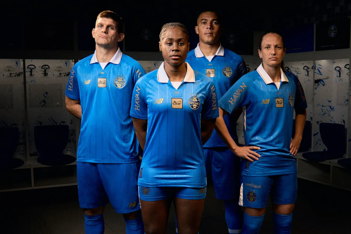 Grêmio lança terceira camisa em homenagem aos 30 anos da Tríplice Coroa