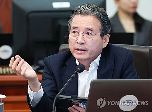 김용범 청와대 정책실장 사퇴…정부 출범 15개월만