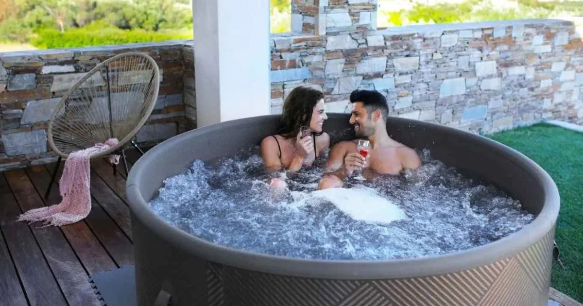 5 jacuzzis hinchables ideales para relajarte en casa sin echar de menos la playa