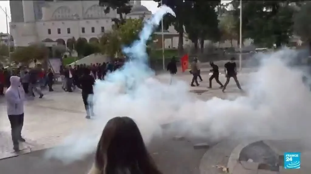 Nouvelles manifestations contre le gouvernement et nouveaux heurts avec la police en Albanie