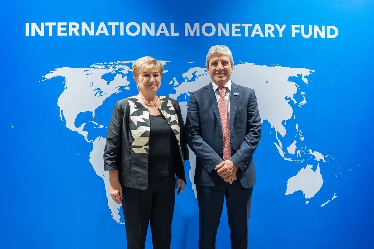 Después de que el FMI recortó la perspectiva de crecimiento de Argentina, Georgieva elogió ante Caputo la disciplina fiscal del Gobierno