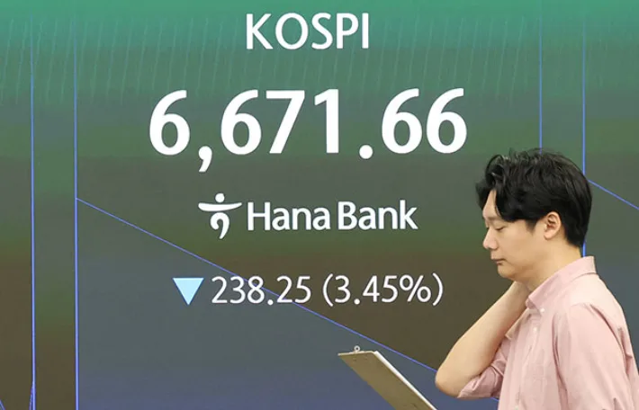 코스피 3%대 급락, 반도체 투톱 '뚝'…중동 불안에 금리 공포 겹쳐
