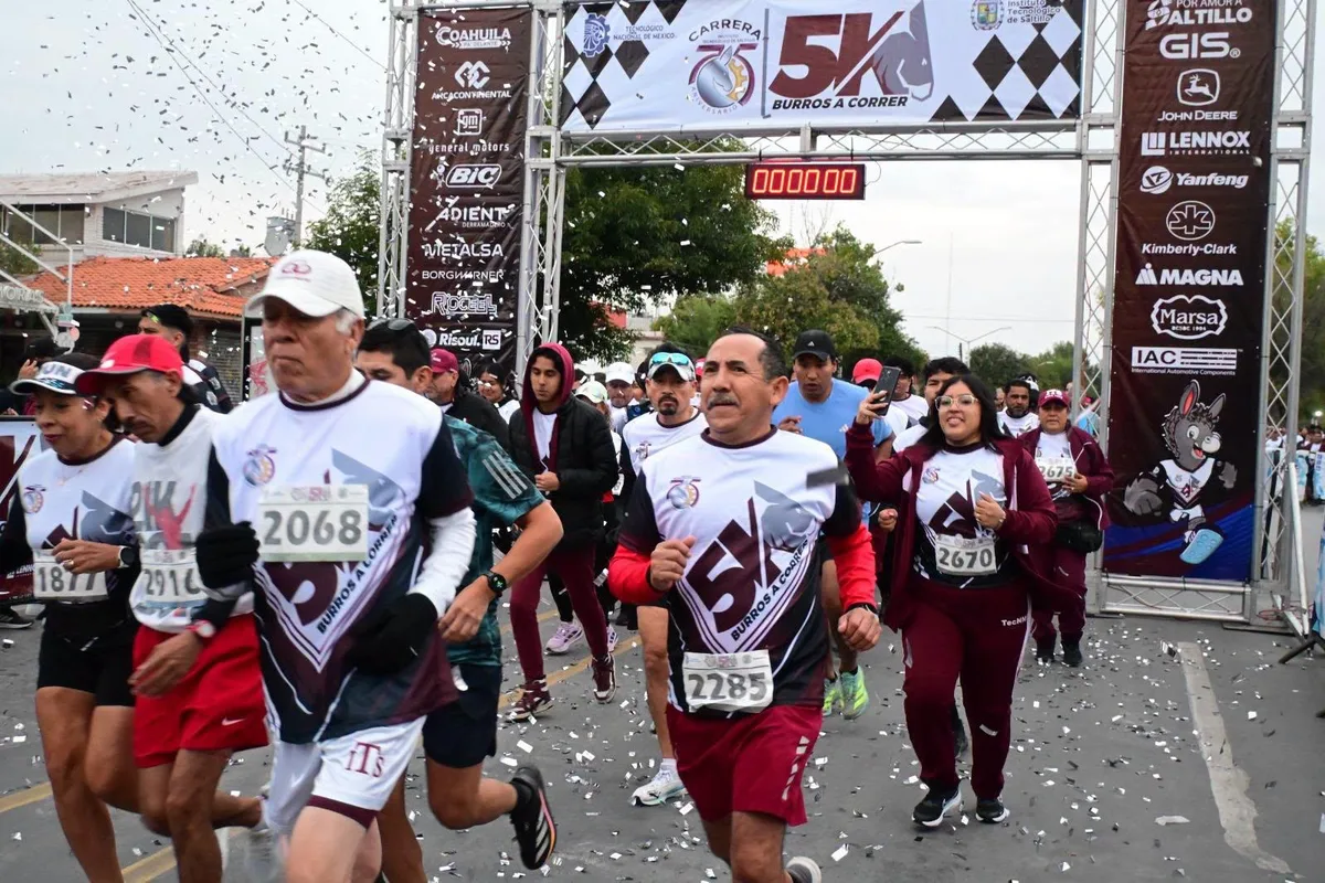Más de 2 mil 500 corredores participan en la 5K Go Burros Pardos en Saltillo