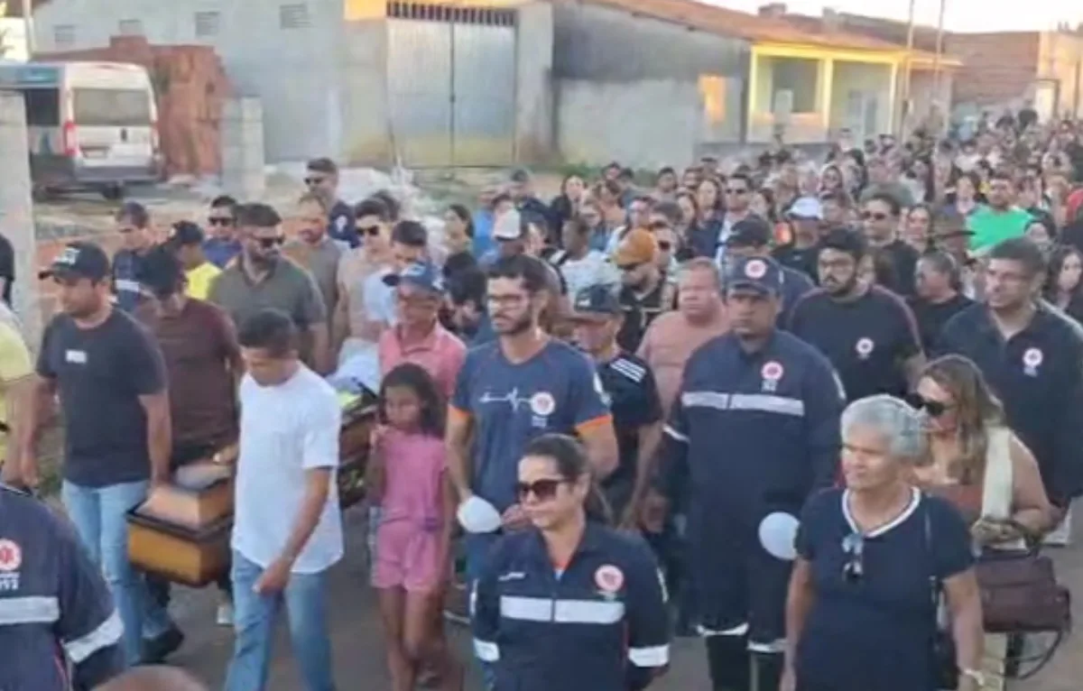 Amigos e familiares se despedem de motorista do Samu vítima de acidente entre ambulância e caminhão em SE