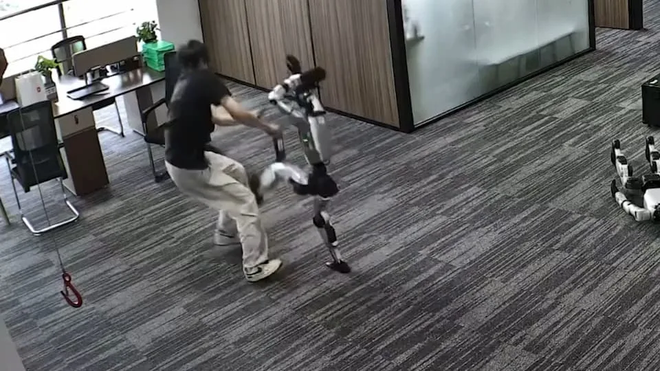 Plötzlich tritt er zu - KI-Roboter greift Entwickler an