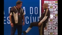 INCRÍVEL: Jardim simula lance com assessor de imprensa para defender arbitragem