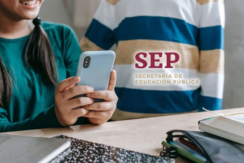 La SEP preguntó a los maestros si se debía regular el uso de celulares en escuelas: la mayoría dijo que sí