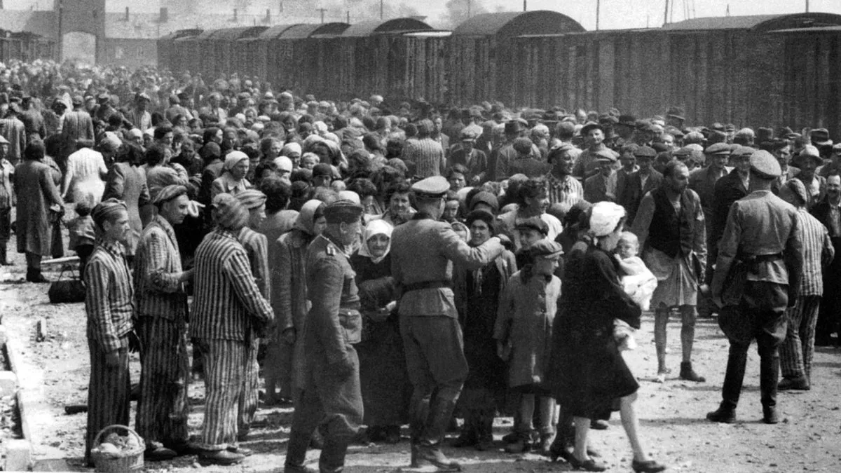 Bebê judeu ia ser arrancado dos pais pelos nazistas durante o Holocausto e corria em perigo, até uma mulher cristã tomar uma decisão arriscada: fingir que estava grávida para escondê-lo
