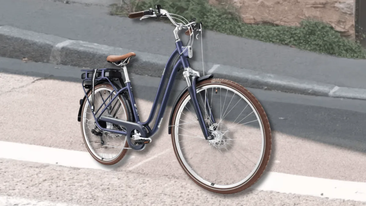 Le vélo de ville électrique Decathlon Elops 900 E est beau, et en promo de 300 €
