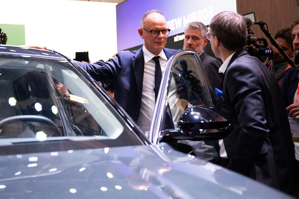 Présidentielle 2027 : au Mondial de l’auto, comment la voiture s’impose comme objet politique