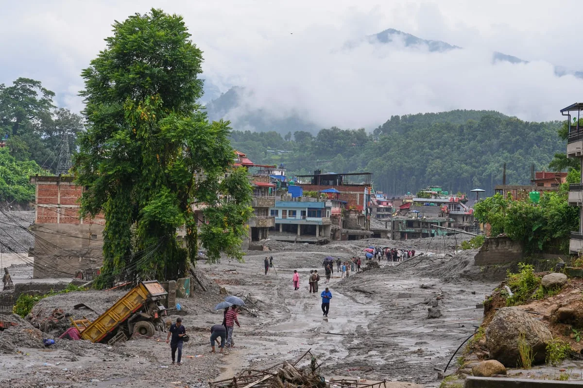 Flooding death toll tops 600 as UK rapid response team heads to Nepal
