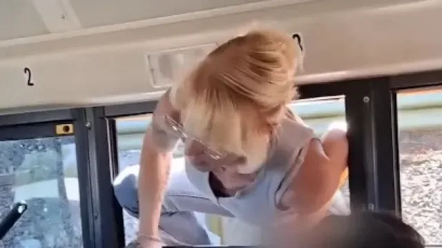 Mãe detida após forçar entrada em autocarro escolar para resgatar o filho