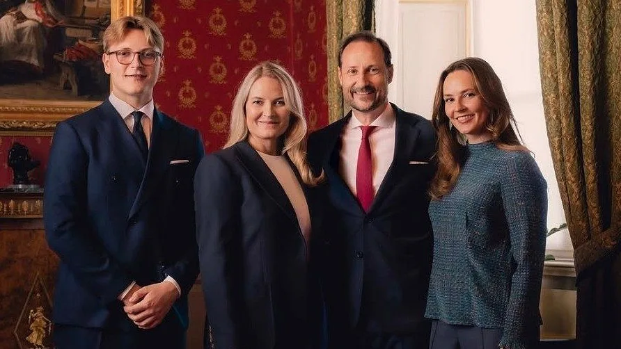 Filho do Rei Haakon VIII e de Mette-Marit da Noruega muda-se para Lisboa para estudar. Saiba o que príncipe está a achar de Portugal